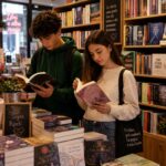 Un ragazzo e una ragazza leggono libri in una libreria